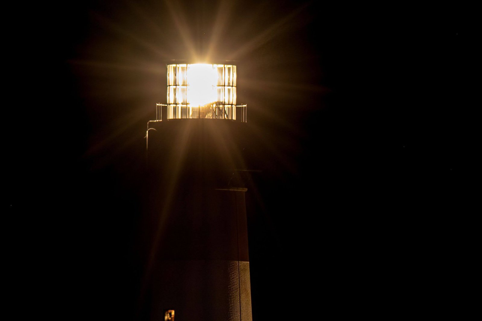 astigmatisme-colombes phare diffusant une lumière floue symbolisant l'astigmatisme