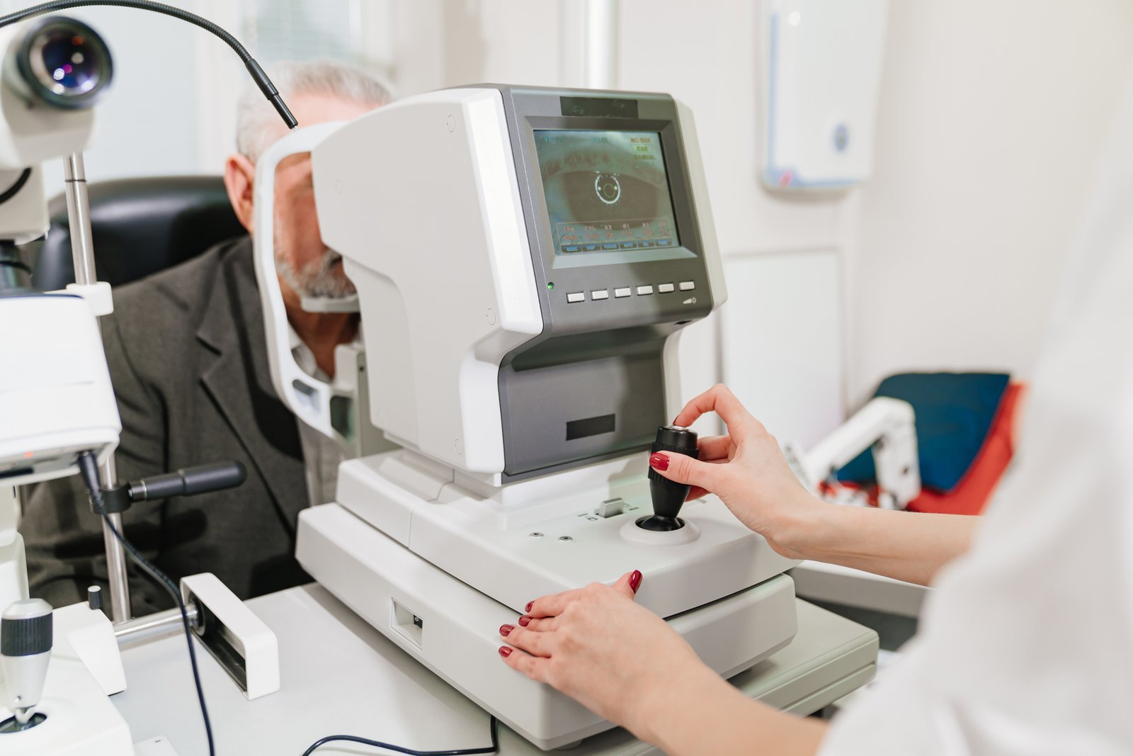 pole-ophtalmologie-colombes-la-defense ophtalmologue réalisant une biométrie pour calcul d'implant avec un IOL master avant une chirurgie de la cataracte