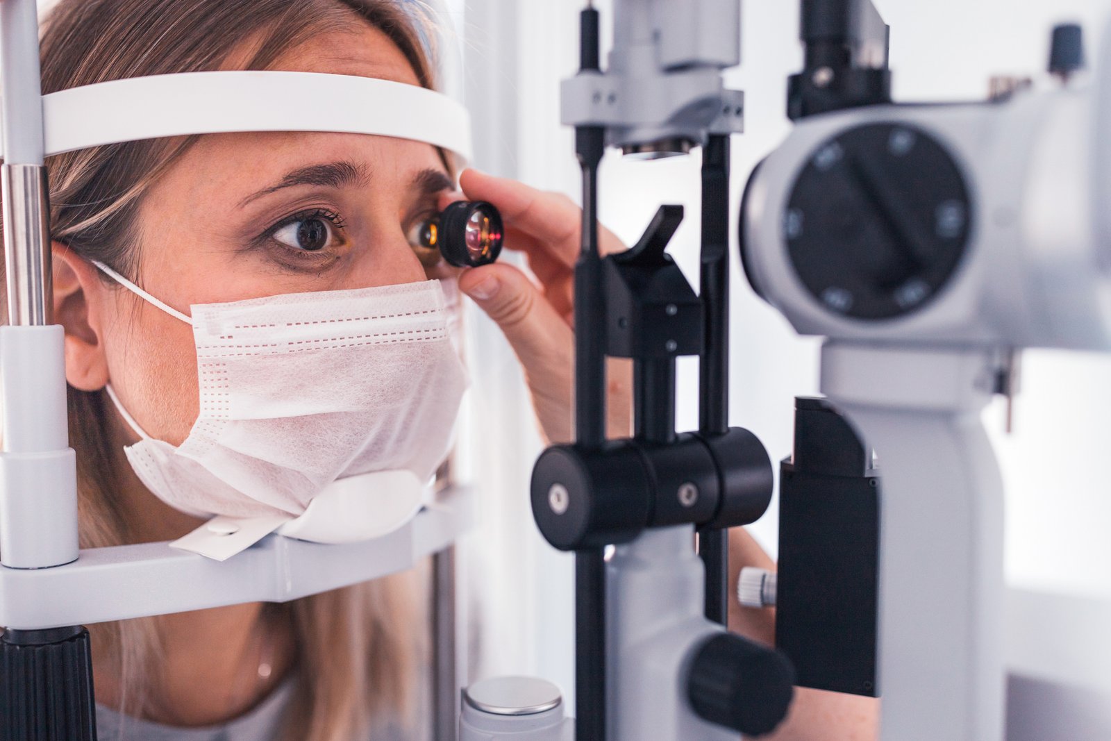 pole-ophtalmologie-colombes-la-defense patient bénéficiant d'une capsulotomie par laser yag assisse devant l'appareil