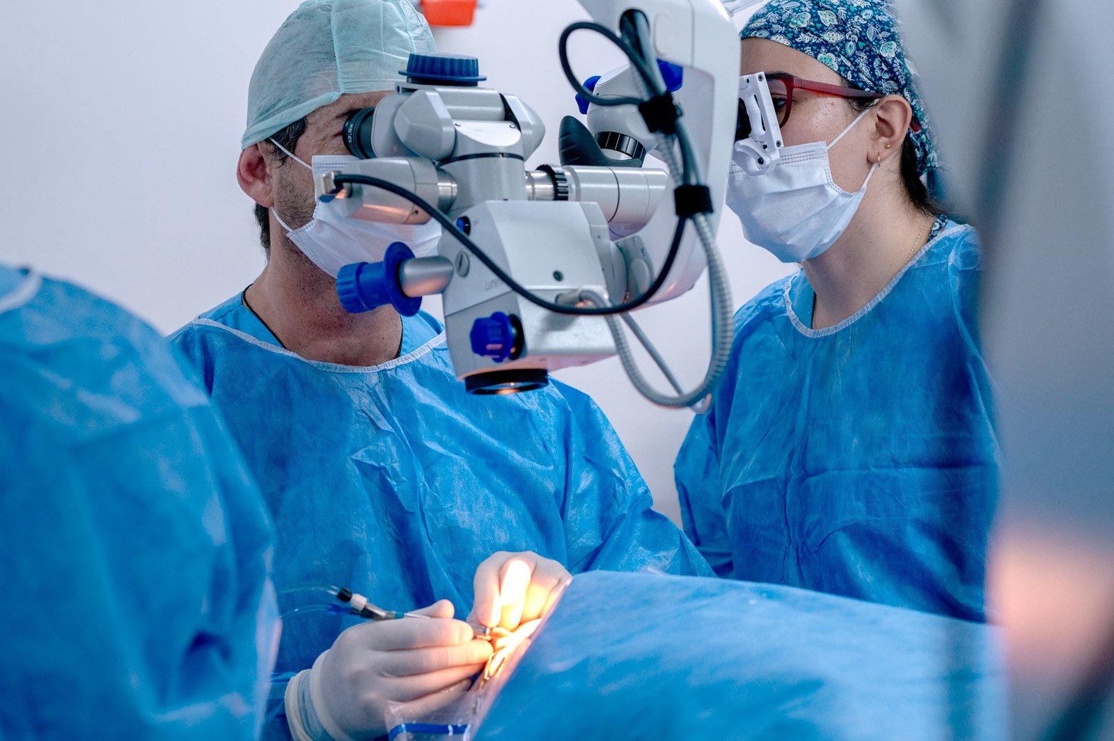 pole-ophtalmologie-colombes-la-defense photo d'un ophtalmologue réalisant une chirurgie du glaucome