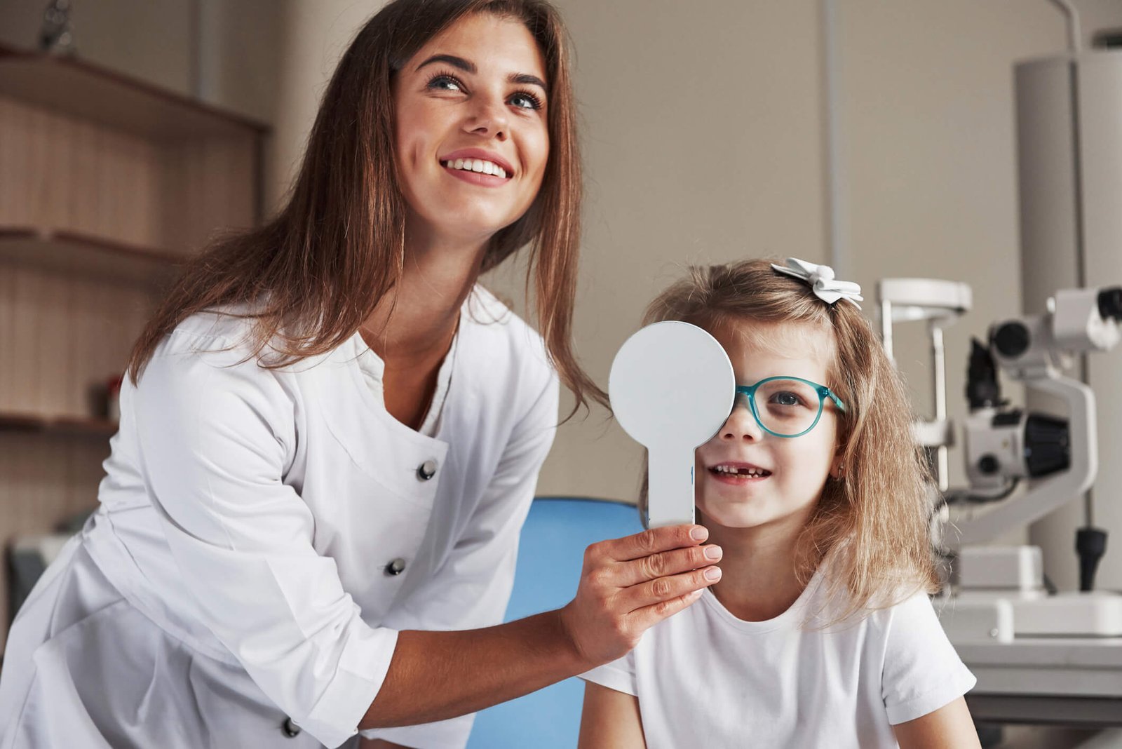 pole-ophtalmologie-colombes-la-defense enfant en consultation chez l'ophtalmologiste pédiatrique