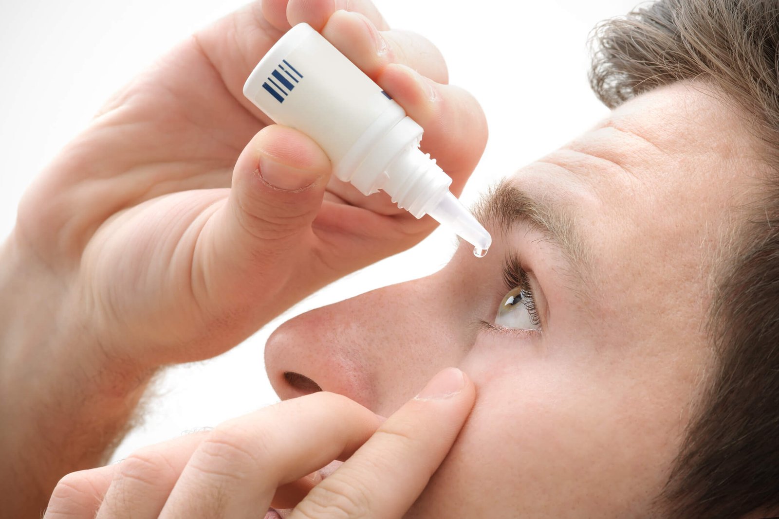 pole-ophtalmologie-colombes-la-defense patient mettant des gouttes oculaires contre le glaucome