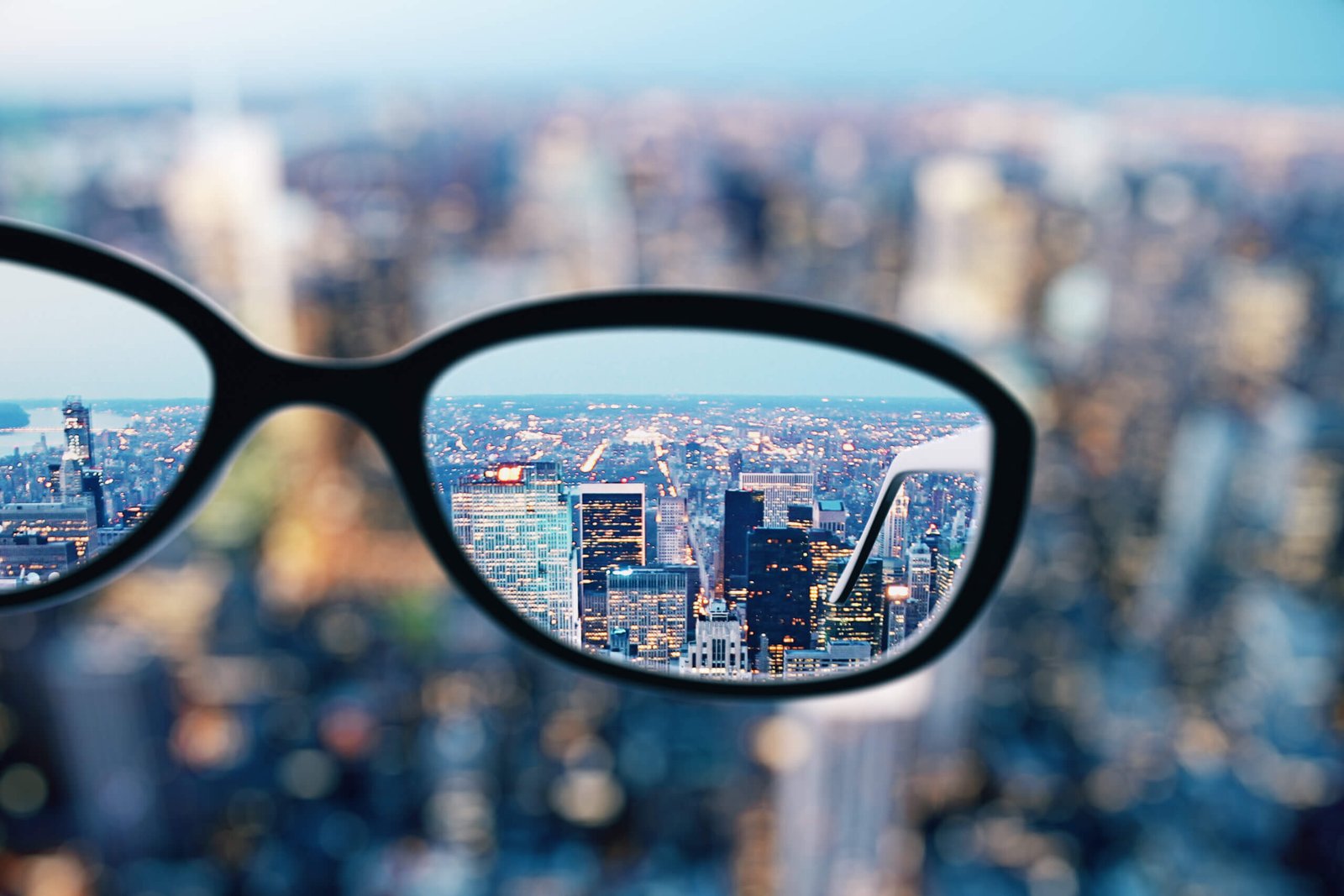 pole-ophtalmologie-colombes-la-defense lunettes corrigeant la myopie permettant de voir net le paysage flou en arrière plan