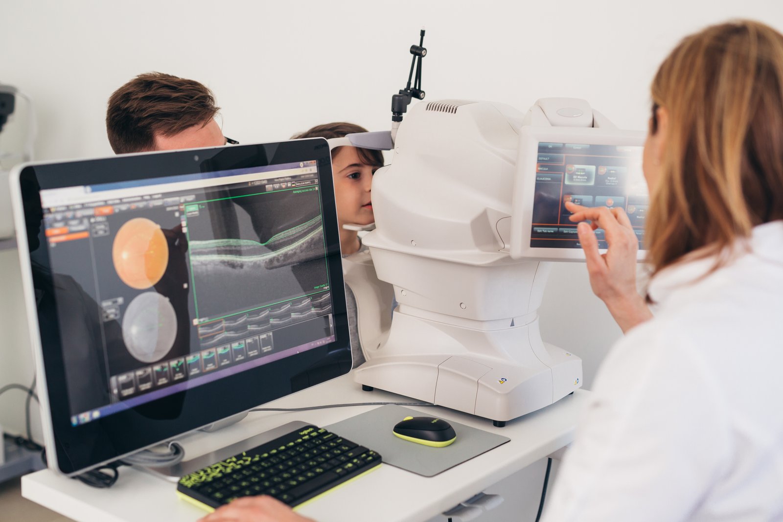pole-ophtalmologie-colombes-la-defense enfant réalisant une tomographie en cohérence optique - oct dans un cabinet d'ophtalmologie