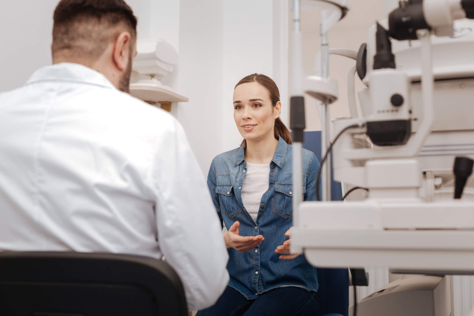 pole-ophtalmologie-colombes-la-defense patient en consultation chez l'ophtalmologiste