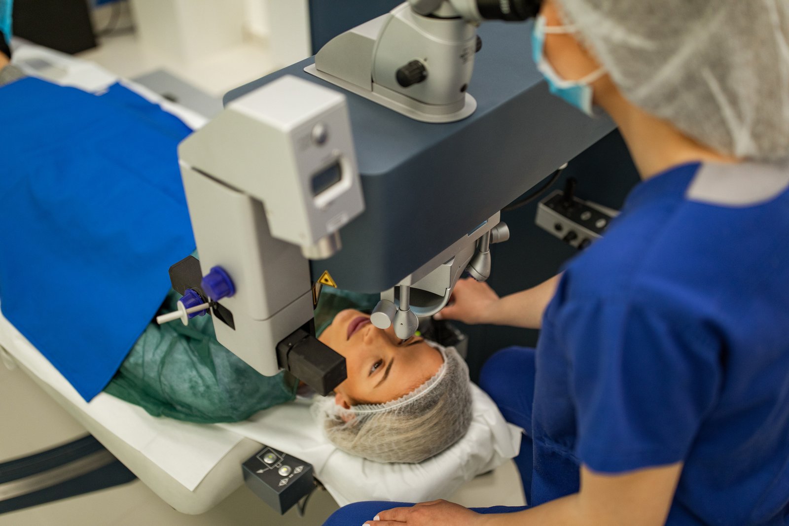pole-ophtalmologie-colombes-la-defense photo d'une intervention par laser SMILE relex dans un bloc opératoire