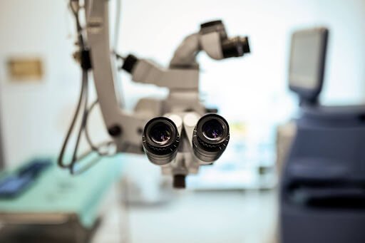 pole-ophtalmologie-colombes-la-defense photo d'une chirurgie de la rétine dans un bloc opératoire