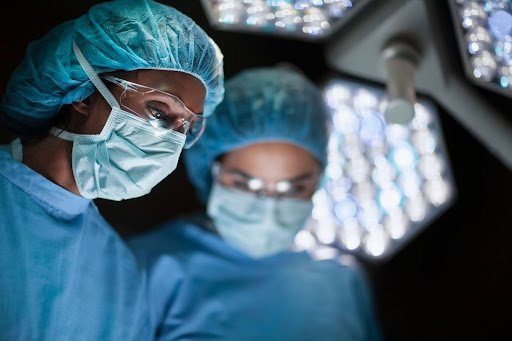 pole-ophtalmologie-colombes-la-defense Ophtalmologue et infirmière dans un bloc opératoire au cours d'une chirurgie ophtalmologique