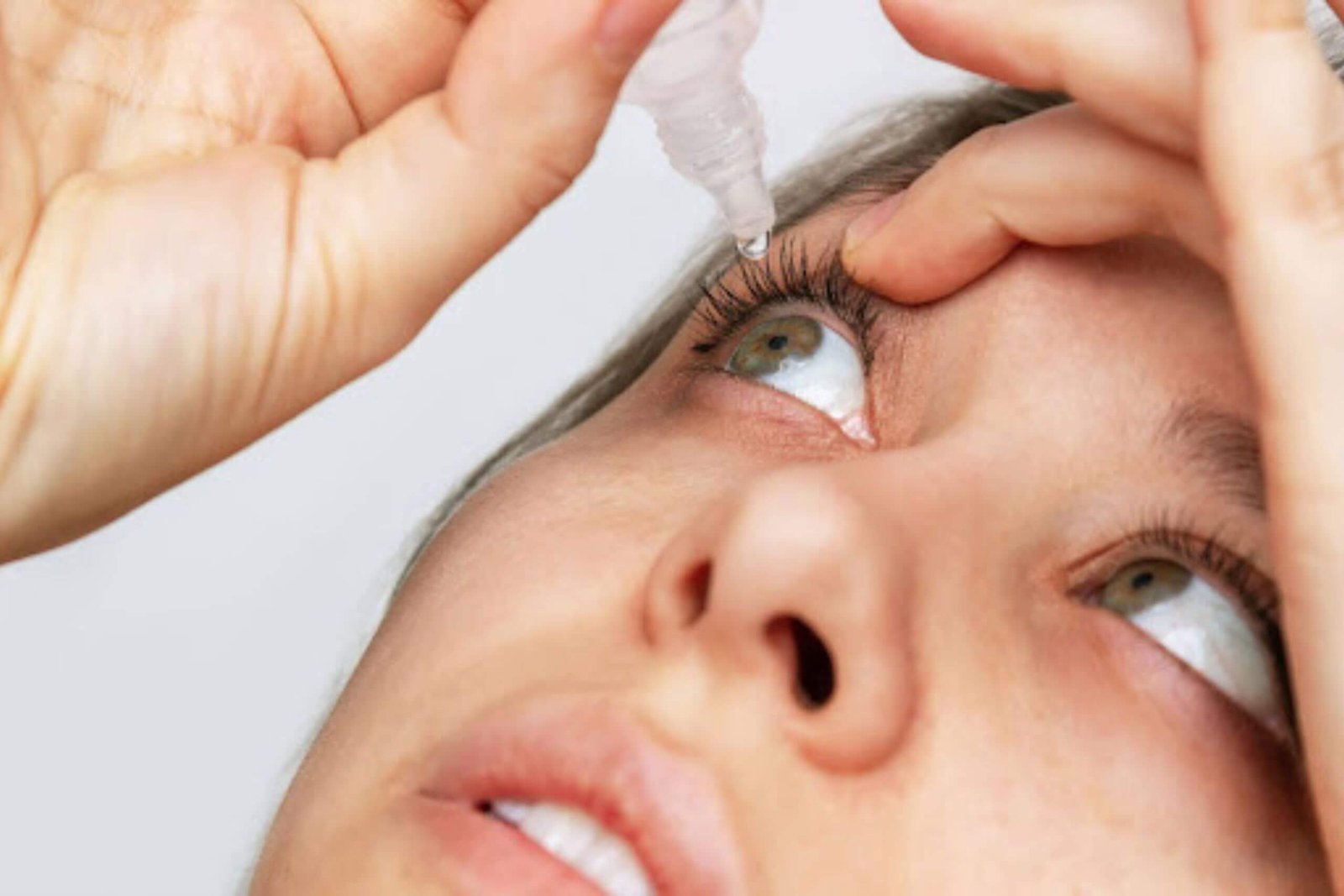 glaucome-angle-ouvert-colombes patiente souffrant d'un glaucome à angle ouvert qui met des gouttes oculaires