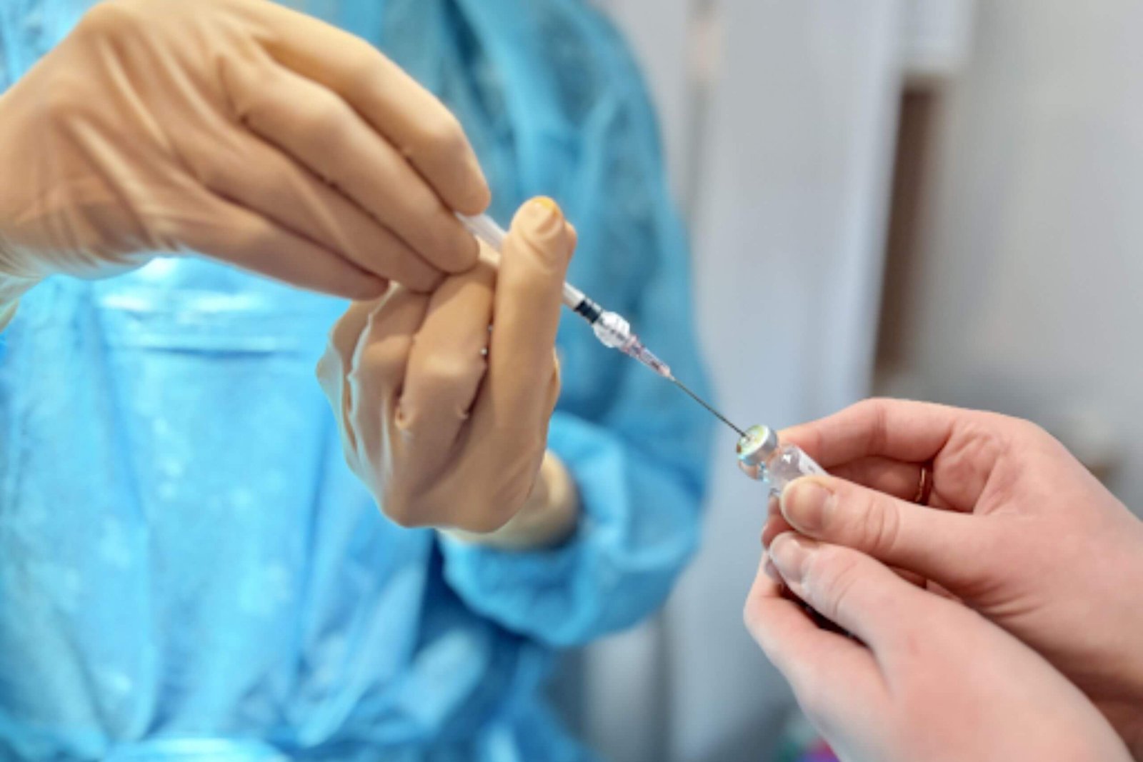 pole-ophtalmologie-colombes-la-defense ophtalmologue réalisant une injection intra-vitréenne