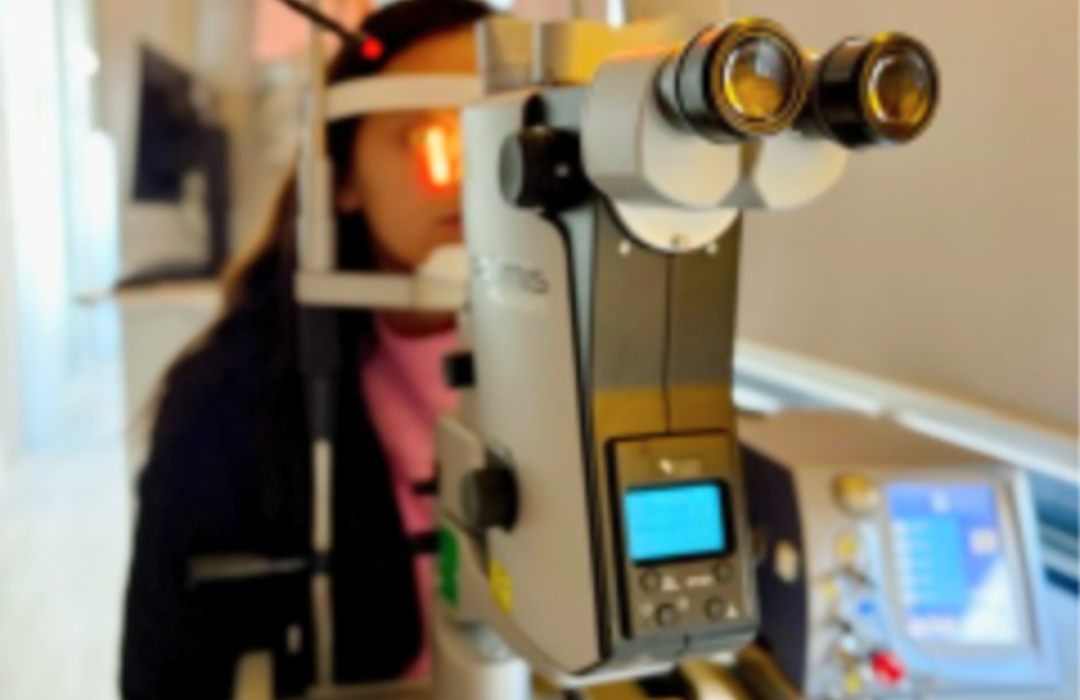 pole-ophtalmologie-colombes-la-defense patiente bénéficiant d'un traitement par laser argon