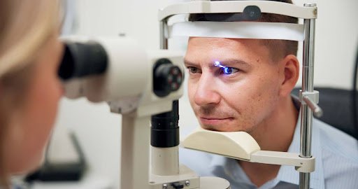 pole-ophtalmologie-colombes-la-defense patient bénéficiant d'une trabéculoplastie par laser slt assisse devant l'appareil