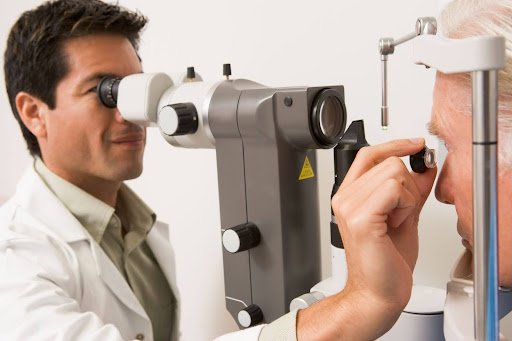 pole-ophtalmologie-colombes-la-defense ophtalmologue réalisant une iridotomie par laser Yag
