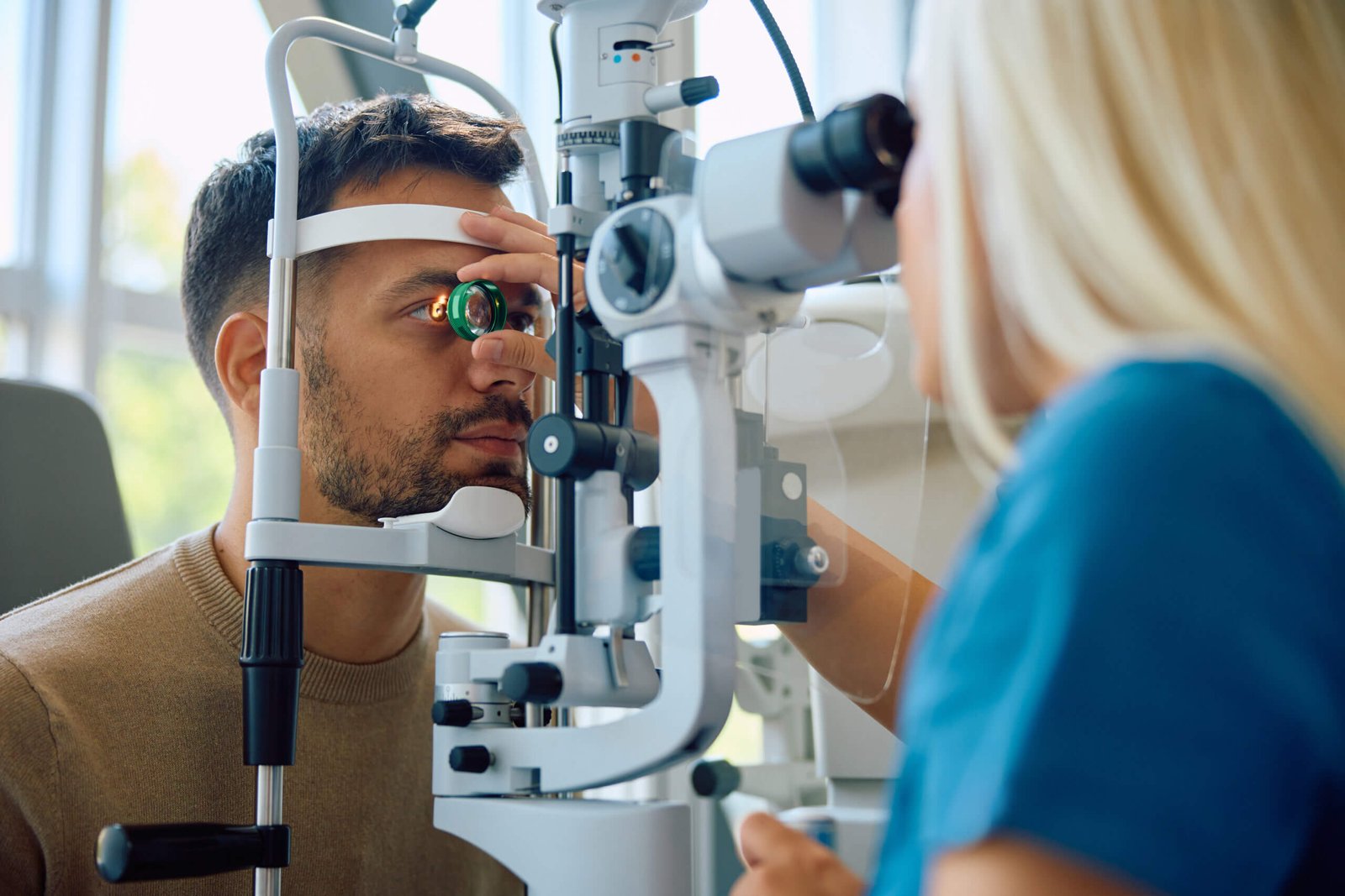 trou-retinien-colombes patient bénéficiant d'un examen ophtalmologique pour une suspicion de déchirure rétinienne